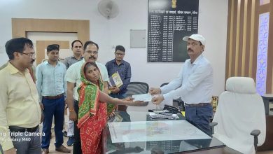 Bihar News मृतक के आश्रित को चेक के रूप में मिली सहायता राशि