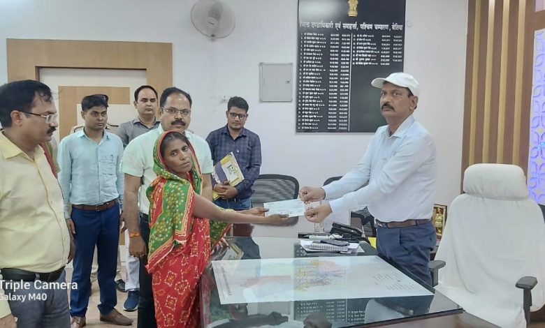 Bihar News मृतक के आश्रित को चेक के रूप में मिली सहायता राशि