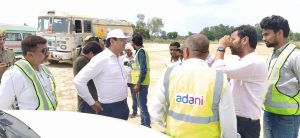 Prayaagraj News :जिलाधिकारी ने गंगा एक्सप्रेस वे के चल रहे निर्माण कार्य का किया निरीक्षण