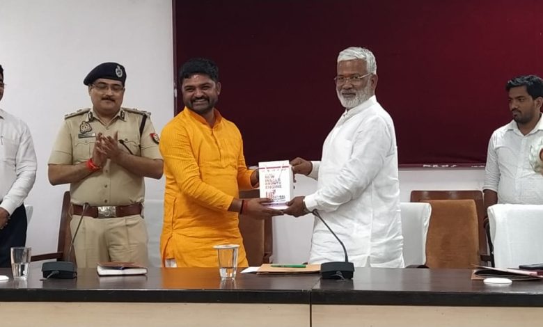 Prayagraj News :मा0 मंत्री, जल शक्ति/प्रभारी मंत्री प्रयागराज की अध्यक्षता में इन्वेस्टर्स समिट में प्रतिभाग करने वाले निवेशकों/व्यापारियों के साथ बैठक सम्पन्न