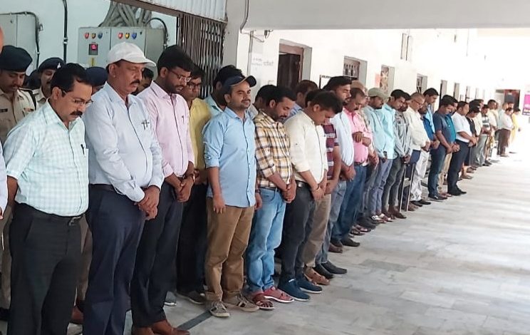 Bihar News अंचल नाजिर के निधन पर समाहरणालय में शोकसभा का आयोजन