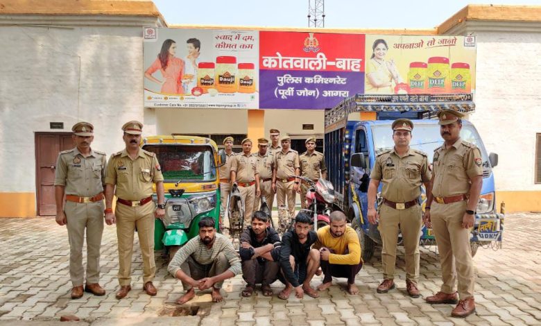 Agra News: पुलिस ने चोरी के वाहन सहित वाहन चोर गैंग के चार सदस्यों को दबोचा