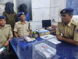 Bihar News अपहृत सहित दो अपहरणकर्ता गिरफ्तार, एक देशी कट्टा एवं दो गोली बरामद