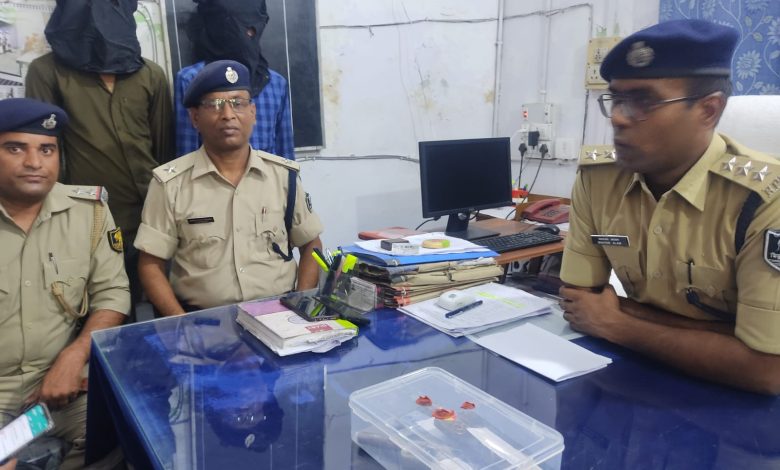 Bihar News अपहृत सहित दो अपहरणकर्ता गिरफ्तार, एक देशी कट्टा एवं दो गोली बरामद