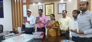 Bihar News जिला पदाधिकारी पश्चिम चम्पारण, बेतिया के कर कमलो से किया गया पुस्तक का लोकार्पण
