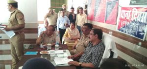 अम्बेडकर नगर न्यूज: थाना दिवस के अवसर पर डीएम व एसपी ने फरियादियों की सुनी समस्या