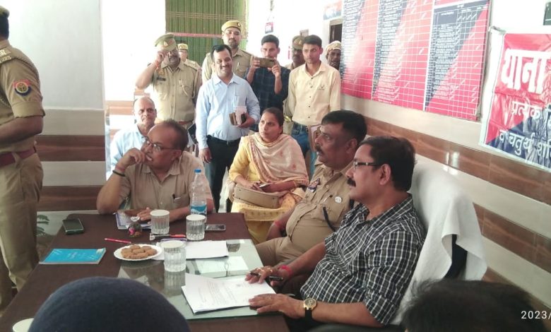 अम्बेडकर नगर न्यूज: थाना दिवस के अवसर पर डीएम व एसपी ने फरियादियों की सुनी समस्या