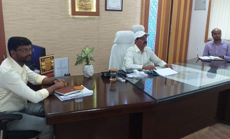 Bihar News सतत जीविकोपार्जन योजना से छूटे हुए पात्र परिवारों को जोड़ने की करें कार्रवाई : जिलाधिकारी