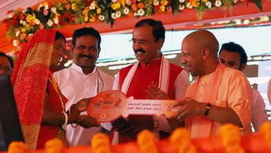 Prayagraj News यूपी के सीएम योगी आदित्यनाथ ने प्रधानमंत्री आवास योजना शहरी के अन्तर्गत निर्मित 76 आवासों का किया लोकार्पण, लाभार्थिंयों को आवास की चाबी सौंपी