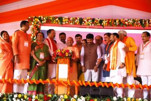 Prayagraj News यूपी के सीएम योगी आदित्यनाथ ने प्रधानमंत्री आवास योजना शहरी के अन्तर्गत निर्मित 76 आवासों का किया लोकार्पण, लाभार्थिंयों को आवास की चाबी सौंपी
