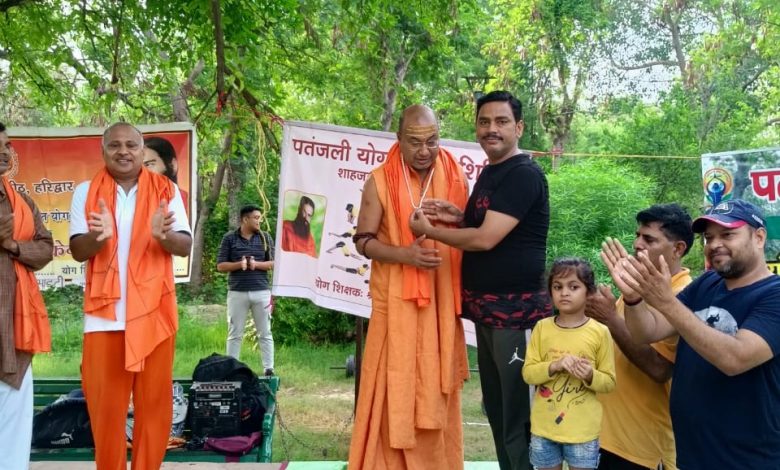 Agra News : Baba Ramdev's disciple Vipin Yoga Guru reached Yoga Vatika - Shahjahan Garden