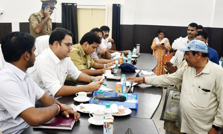 Etawah News: 45 complainants reached in complete solution day, 2 resolved
