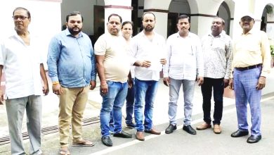 Etawah News: Beer contract operators gave memorandum