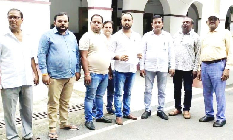 Etawah News: Beer contract operators gave memorandum