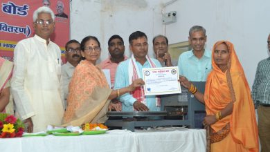 Prayagraj News :मा0 सांसद फूलपुर ने 65 कारीगरों निःशुल्क विद्युत चालित चाक का किया वितरण
