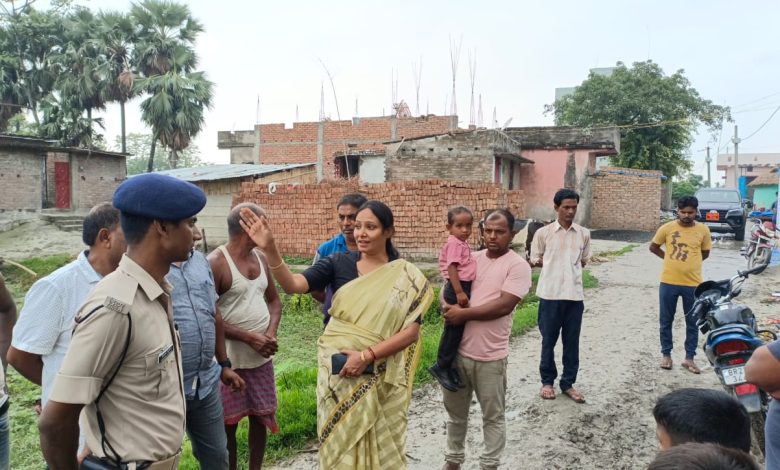 Bihar News चलने के लायक तत्काल बनाएं वार्ड 42 में नवका टोला पटेल चौक की कीचड़ में डूबी सड़क:गरिमा