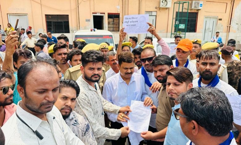 Agra News : बिजलीघर चौराहे पर बनने बाले मेट्रो स्टेशन का नाम डॉक्टर अंबेडकर चौक मेट्रो स्टेशन रखे जाने के लिए महामहिम राष्ट्रपति के नाम जिलाधिकारी को सौंपा ज्ञापन
