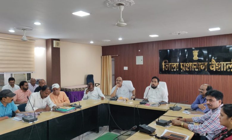 Bihar News--सेवानिवृत्ति के दिन ही सेवांत लाभ देना सुनिश्चित कराएं कार्यालय प्रधान--जिलाधिकारी