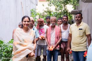 Bihar News नगर निगम के सफाई मजदूरों के बीच मिठाई बांट महापौर गरिमा ने अपना वैवाहिक वर्षगांठ मनया 