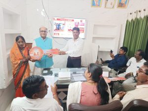 अम्बेडकर नगर न्यूज प्रधानमंत्री आवास योजना के तहत आवास मिले लाभार्थियों को चाबी का किया गया वितरण