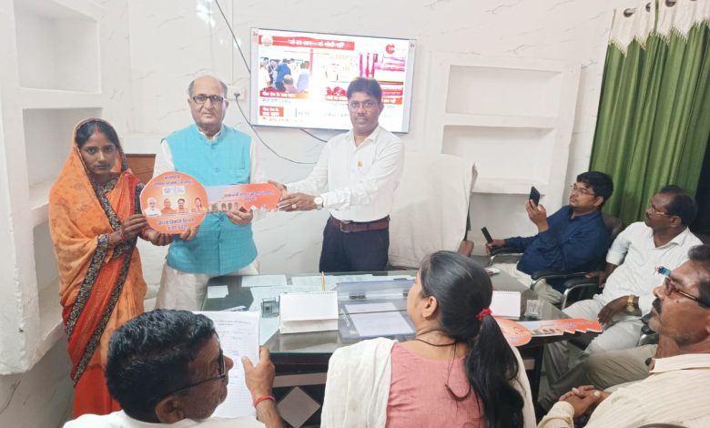 अम्बेडकर नगर न्यूज प्रधानमंत्री आवास योजना के तहत आवास मिले लाभार्थियों को चाबी का किया गया वितरण