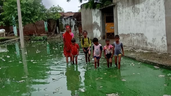 Agra News: बरसात से सड़कें हुई जलमग्न
