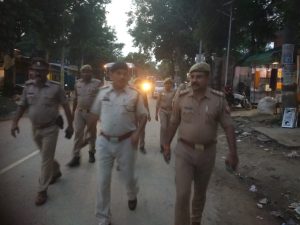अम्बेडकर नगर न्यूज  : पुलिसकर्मियों ने पैदल गस्त कर दिलाया सुरक्षा का भरोसा