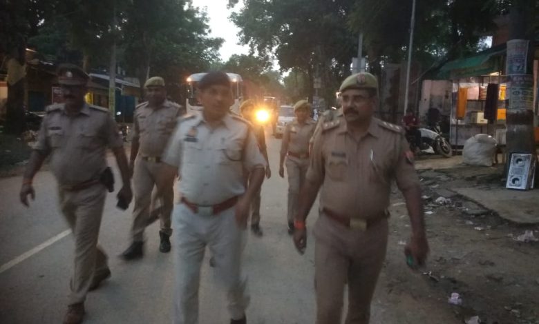 अम्बेडकर नगर न्यूज : पुलिसकर्मियों ने पैदल गस्त कर दिलाया सुरक्षा का भरोसा