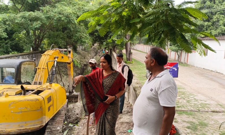 Bihar News व्यवस्थित जल निकासी के लिए नालों का प्राथमिकता के आधार पर पूरी करें सफाई उड़ाही: गरिमा