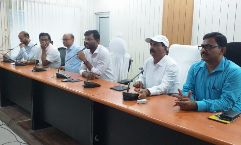 Bihar News निष्पक्ष एवं पारदर्शी तरीके से भूमि विवाद के मामलों को निष्पादित कराएं अमीन : जिलाधिकारी