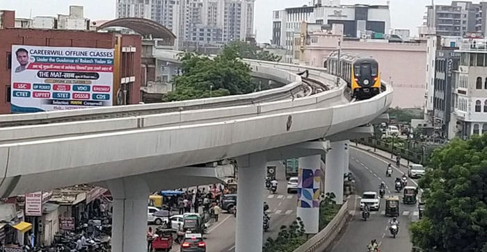 Agra News  पहली बार दौड़ी मेट्रो. देखने को उमड़ा जनसमूह