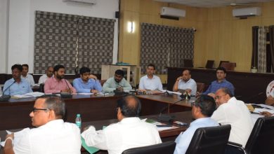 Prayaagraj News :जिलाधिकारी की अध्यक्षता में कर-करेत्तर की समीक्षा बैठक सम्पन्न