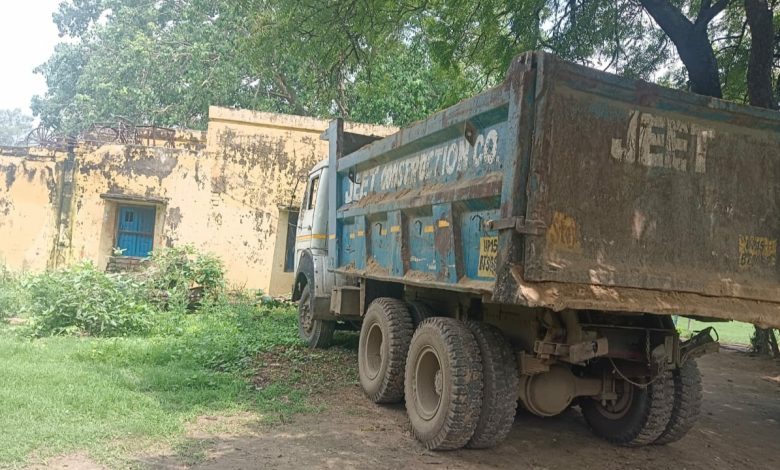 Agra News: Ranger seized dumper, JCB and tractor doing illegal mining