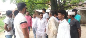 अम्बेडकर नगर न्यूज गरीब पीड़ित परिवार के घर पहुँच कर हर संभव मदद का दिलाया भरोसा जहांगीरगंज भावी ब्लॉक प्रमुख सत्येंद्र उपाध्याय उर्फ सोनू