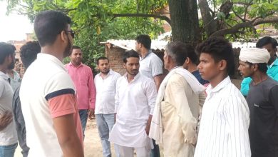 अम्बेडकर नगर न्यूज गरीब पीड़ित परिवार के घर पहुँच कर हर संभव मदद का दिलाया भरोसा जहांगीरगंज भावी ब्लॉक प्रमुख सत्येंद्र उपाध्याय उर्फ सोनू