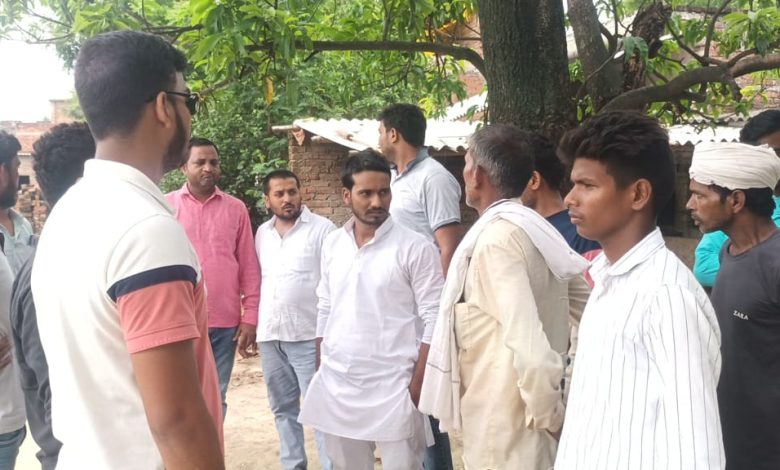 अम्बेडकर नगर न्यूज गरीब पीड़ित परिवार के घर पहुँच कर हर संभव मदद का दिलाया भरोसा जहांगीरगंज भावी ब्लॉक प्रमुख सत्येंद्र उपाध्याय उर्फ सोनू