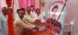 अम्बेडकर नगर न्यूज : शहीद भगवान सिंह के प्रथम पुण्यतिथि पर चित्र पर पुष्प अर्पितकर किया याद सपा मौजूदा विधायक