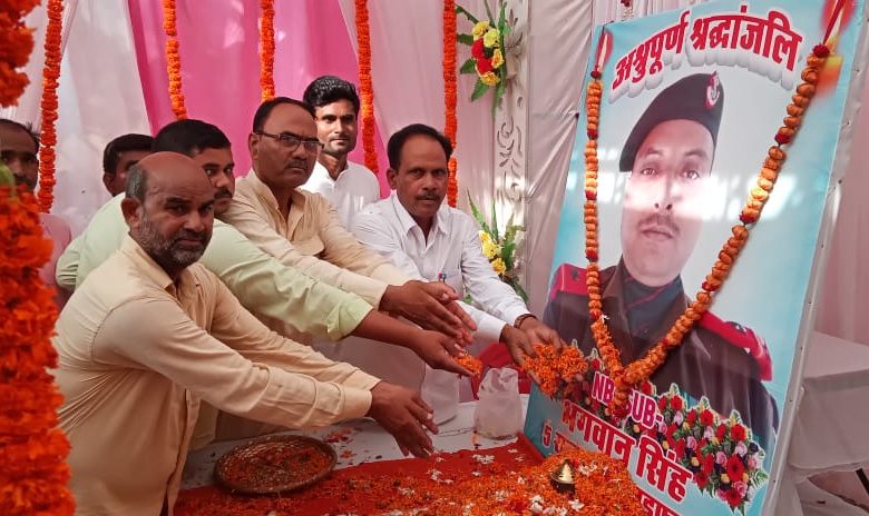 अम्बेडकर नगर न्यूज : शहीद भगवान सिंह के प्रथम पुण्यतिथि पर चित्र पर पुष्प अर्पितकर किया याद सपा मौजूदा विधायक