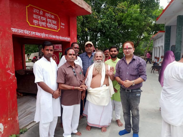 प्रतापगढ़ न्यूज :  बाबा अवध नाथ धाम पर्वतपुर मान्धाता प्रतापगढ़ में प्रत्येक पुरुषोत्तम मास (मलमास )के महीने में अखंड संकीर्तन - हरे राम हरे कृष्ण हरे हरे हुआ शुरू 