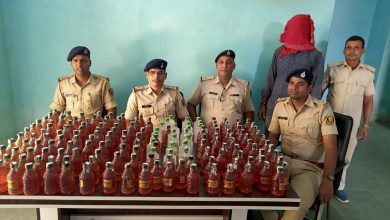 Bihar News Police station chief awarded Chowkidar Kanhaiya Hazra in Nepali liquor seizure case