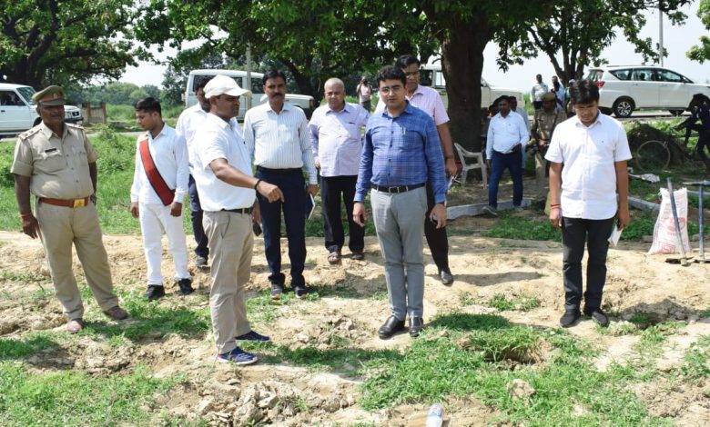 Prayagraj News: The District Magistrate inspected the large site marked for tree plantation and Sardar Vallabh Bhai Patel Hospital