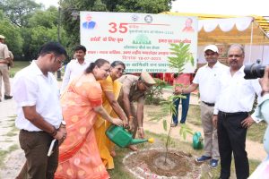 Prayagraj News :आजाद पार्क प्रयागराज के अंतर्गत नक्षत्र वाटिका परिसर में उच्च न्यायालय के मा0 न्यायाधीशों के परिवारों द्वारा वन महोत्सव मनाया गया