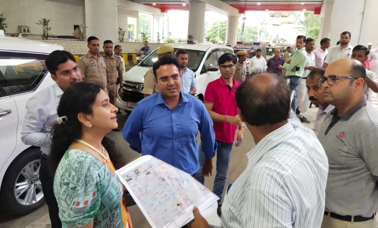 Agra News : मंडलायुक्त श्रीमती ऋतु माहेश्वरी व जिलाधिकारी नवनीत सिंह चहल ने, कल मा. मुख्यमंत्री जी, उत्तर प्रदेश सरकार के आगमन व निरीक्षण कार्यक्रम की दृष्टि से सर्किट हाउस,मेट्रो स्टेशन तथा एयरपोर्ट मार्ग का किया निरीक्षण