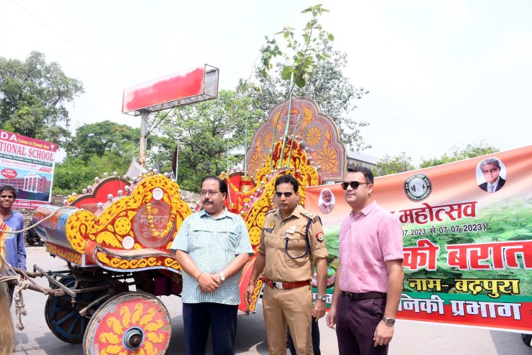 Etawah News: Tree plantation under public awareness, a procession of trees was taken out, DM and SSP participated