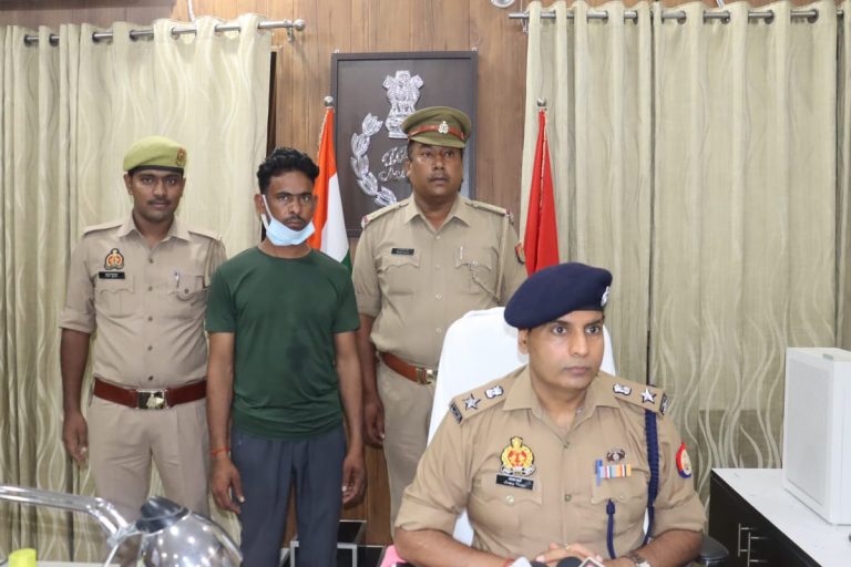 Etawah News: A person driving a car on fake papers arrested with pistol and cartridges