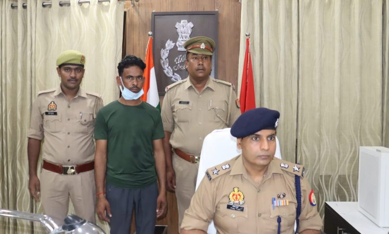 Etawah News: A person driving a car on fake papers arrested with pistol and cartridges