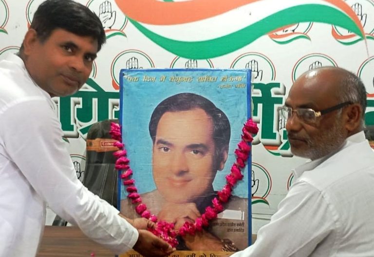 Etawah News : Congressmen celebrated the birth anniversary of Rajiv Gandhi, the father of computer and communication revolution