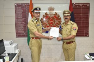 Agra News: बेहतर सेवा कार्य के लिए प्रभारी निरीक्षक कुलदीप दीक्षित किए गए सम्मानित