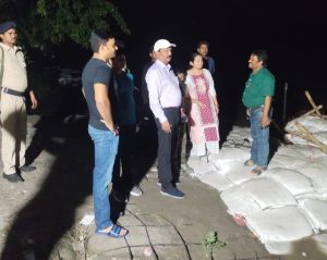 Bihar News तटबंधों की लगातार कराएं पेट्रोलिंग : जिलाधिकारी