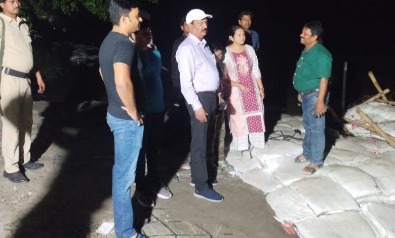 Bihar News तटबंधों की लगातार कराएं पेट्रोलिंग : जिलाधिकारी